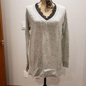 Hi-low gray speckled sweater w lace trim
